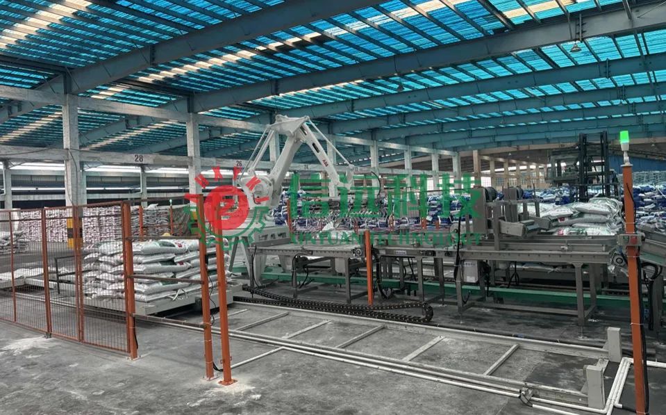 Fully automatic packaging and palletizing production line for organic fertilizer